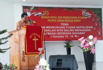 Bupati SBB Drs Moh Yasin Payapo saat memberi sambutan di acara Ibadah Natal dan Pengucapan Syukur Polres SBB
