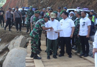 Gubernur Sumut saat tinjau lokasi banjir bandang