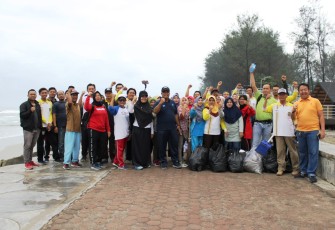 Foto Usai Melakukan Bersih Bersih Pantai Panjang 