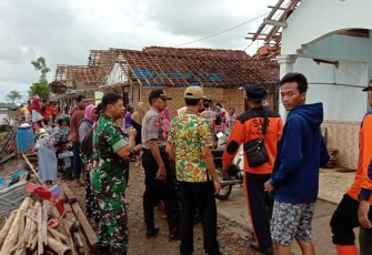Masyarakat secara serentak melaksanakan bergotong royong dibantu aparat TNI-Polri 