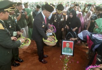 Gubernur Bengkulu Rohidin Mersyah saat tabur bunga