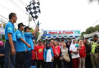 Pengibaran bendera start jalan santai oleh Wakil Walikota Tegal