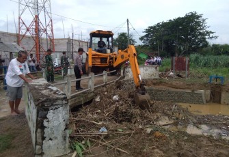 Pembersihan sampah yang menyumbat aliran sungai 