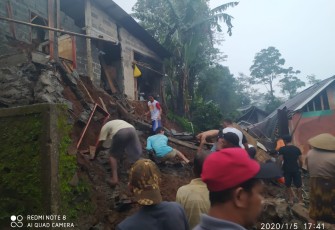 TNI-Pori Bersama Warga Kerja Bakti Bersihkan Material Bangunan Akibat Longsor