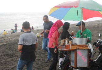Penjual Siomay Keliling Raih Berkah