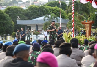 Panglima TNI saat berpidato di depan ribuan prajurit TNI-Polri di Ambon