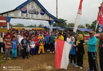 Yuninta Asmara SH saat Melepas Jalan Santai Berhadiah
