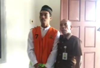 Pelaku pembunuh supir travel di Aceh Singkil Ahmad Nurfathon (33) dengan tangan diborgol dikawal pihak Kepolisian dan Kajari saat usai mengikuti sidang di PN Singkil.