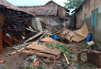 Tampak porak-poranda pasca diterjang angin puting beliung