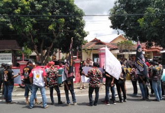 GPI Blitar saat unras di depan kantor Bapenda Pemkab Blitar 