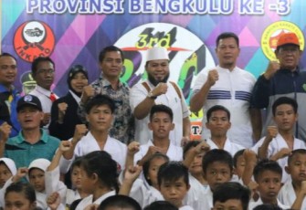 Wali Kota Helmi Hasan Foto Bersama 