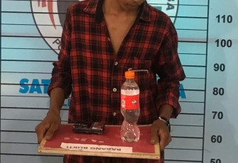 Pelaku saat diamankan beserta barang bukti