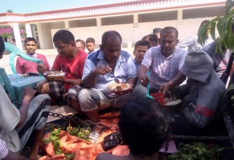 Sejumlah 7 warga penderita "Gangguan Mental" Lingkungan Kecamatan Samalanga Kabupaten Bireuen Yang Akan Diboyong ke RSJ RSUDZA Banda Aceh Oleh Inisiator Pemuda Boy, Singgah Sejenak Dan Tetap Berada Diatas Bak Mobil Untuk Mencicipi Menu Khenduri Maulidul Rasul Di Mesjid Al-Falah Namploh Sabtu 18 Januari 2020.