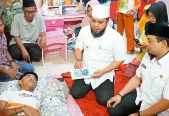 Wali Kota Bengkulu Helmi Hasan Dan Wakil Wali Kota Dedy Wahyudi Jenguk Dan Berikan e KTP Siswa SMAN 6 Kota Bengkulu 