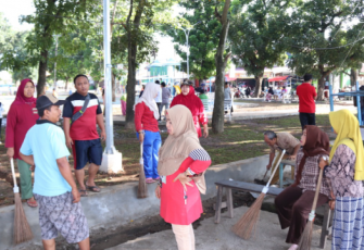 Warga Gotong Royong Bersihkan Ruang Terbuka Hijau Simpang Kandis Kota Bengkulu 