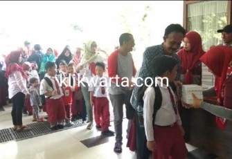 Sejumlah Siswa Siswi SD Dan SMP di Kota Blitar Saat Akan Menerima Seragam Gratis Dari Pemkot Blitar