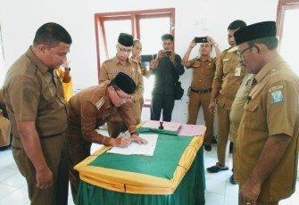 Camat Teupah Barat Misrahudin SE saat menandatangani lembaran berita acara sertijab