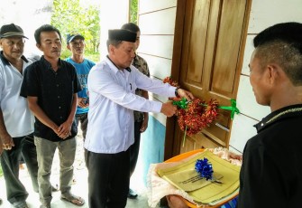 Camat Teupah Barat Misrahudin SE didampingi Kades Awe Seubal Henni Abon Asmadi sedang memotong pita
