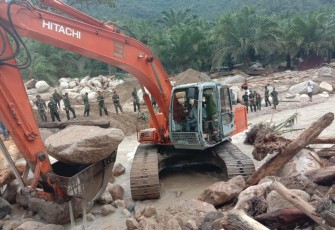 Pasca alat berat diturunkan untuk membuat akses jalan dan jembatan alternatif di Desa Hatapang