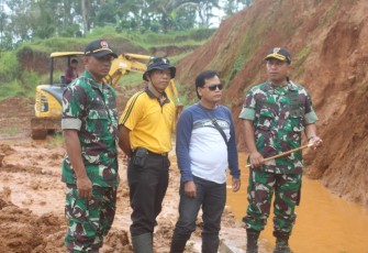 Dandim Batang Letkol Kav Henry Rudi Judianto Napitupulu saat meninjau lokasi longsor di Sidayu