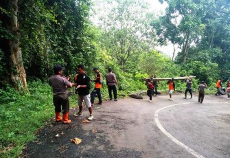 Relawan Brebes Pasang Pembatas Darurat