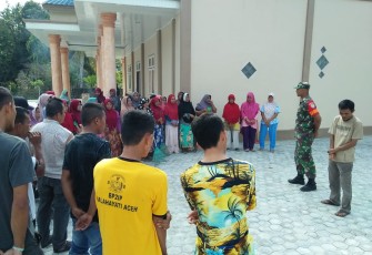 Babinsa Koramil 07/Teupah Barat Jajaran Kodim 0115/Simeulue Kopda Ahmad Rison yang didampingi Kades Henni Abon Asmadi sedang memberikan arahan kepada masyarakat Desa Awe Seubal.