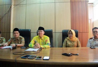 konferensi pers Gubernur Rohidin Mersyah