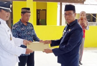 Camat Belitang Dua (kanan) saat melantik Pjs Kades Sumber Rahayu