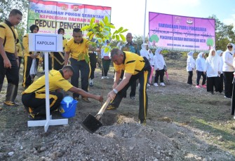 Kapolda Aceh saat menanam bibit pohon
