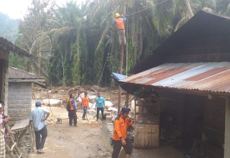 Petugas PLN saat mulai memasang listrik ke rumah-rumah warga terdampak banjir