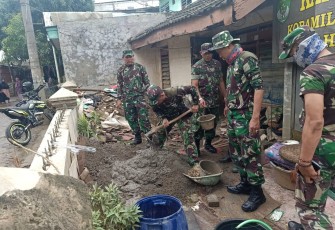 Personel TNI Perbaiki Rumah Warga di Kota Tangerang