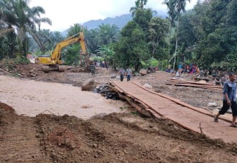 Jembatan darurat selesai dibangun Personel Kodim 0209/LB dan bisa dilewati kendaraan