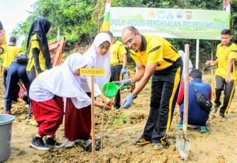 Kolres Simeulue Tanam Bibit Pohon 