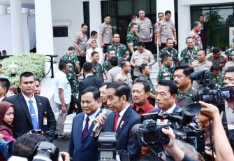 Presiden RI Joko Widodo didampingi Menhan Prabowo Subianto saat diwawancarai awak media