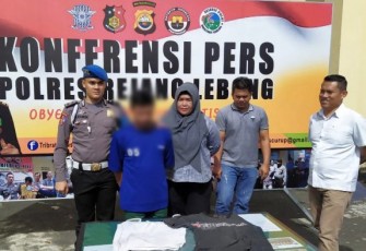 Pelaku saat ditangkap berserta barang bukti