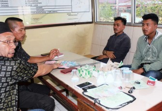 Dua pekerja kredit koperasi asal Aceh Timur (kanan) saat berada di Mapolsek Samalanga.