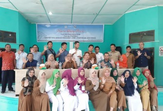 Para peserta Training Of Fasilitator Sanitasi Total Berbasis Masyarakat (STBM) foto bersama
