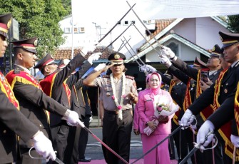 Tradisi Pedang Pora dalam Penyambutan Kapolres Batang AKBP Abdul Waras