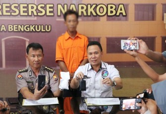 Kabid Humas Polda Bengkulu Kombes Pol Sudarno S.Sos MH didampingi Kasubdit III Ditres Narkoba Polda Bengkulu Kompol M. Simaremare saat ekpose tersangka dan barang bukti