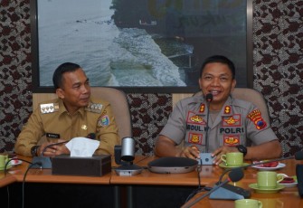 Kapolres AKBP Abdul Waras (kanan) saat bersama Bupati Wihaji