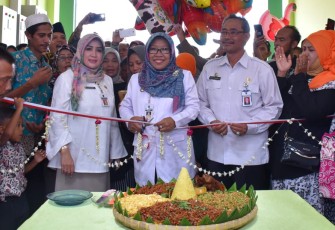 pengguntingan pita tanda peresmian