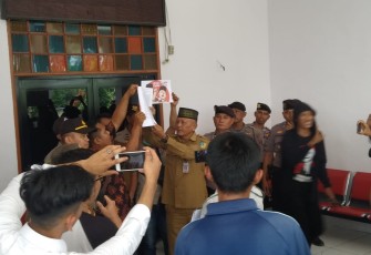 Asisten II Sekdakab Batu Bara Sahala Nainggolan pada saat Menerima Aspirasi dari pengunjuk rasa ASMARA