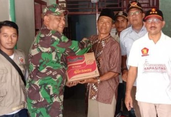 Plh Danramil 01/Teluk Naga Bantu Korban Banjir