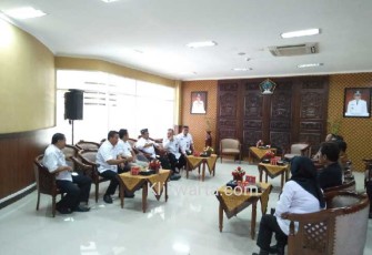 Bupati Blitar Rijanto didampingi sejumlah kepala OPD saat menerima Pokmaswas Fajar Bengawan di kantor Bupati Blitar 