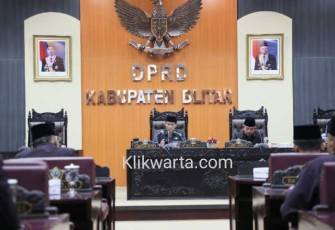 Ketua DPRD Kabupaten Blitar Suwito Saren Satoto (tengah) saat memimpin rapat paripurna 