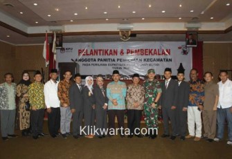 Wakil Ketua DPRD Kabupaten Blitar Abdul Munib (tengah pakai baju motif warna hijau) saat menghadiri acara pelantikan anggota PPK 