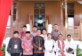 Presiden Jokowi bersama rombongannya didampingi Gubernur Bengkulu foto bersama di depan rumah Ibu Fatmawati