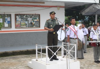 Dandim 0209/LB Letkol Inf Santoso saat menjadi Irup Upacara Bendera Merah Putih di SMAN 1 Rantau Utara