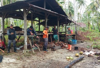Warga bersama personil TNI/Polri dan Tim SAR Pulau Banyak saat mencari korban.