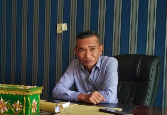 Wakil Ketua DPRK Aceh Singkil H.Amaliun saat ditemui wartawan diruang kerjanya.